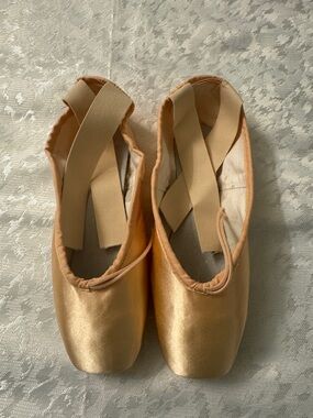 Freed Of London Pointe Ballet Shoes. Size: 6D.